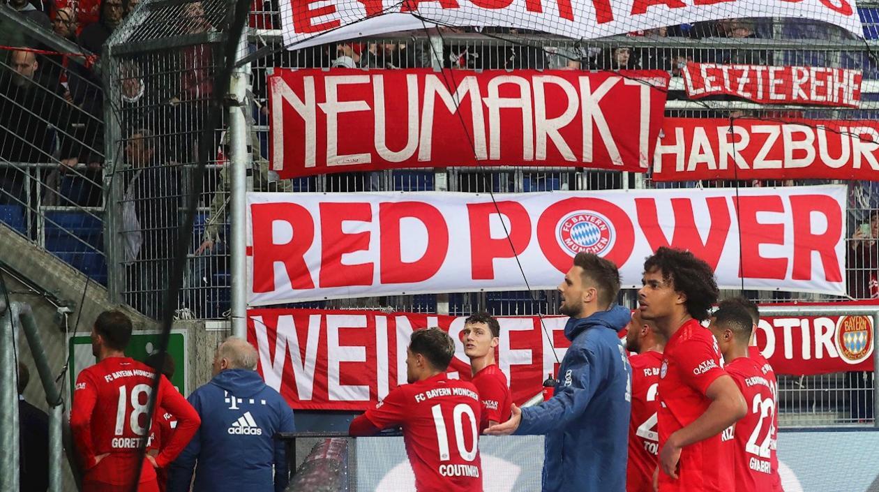 Jugadores intentan hablar infructuosamente con los aficionados.