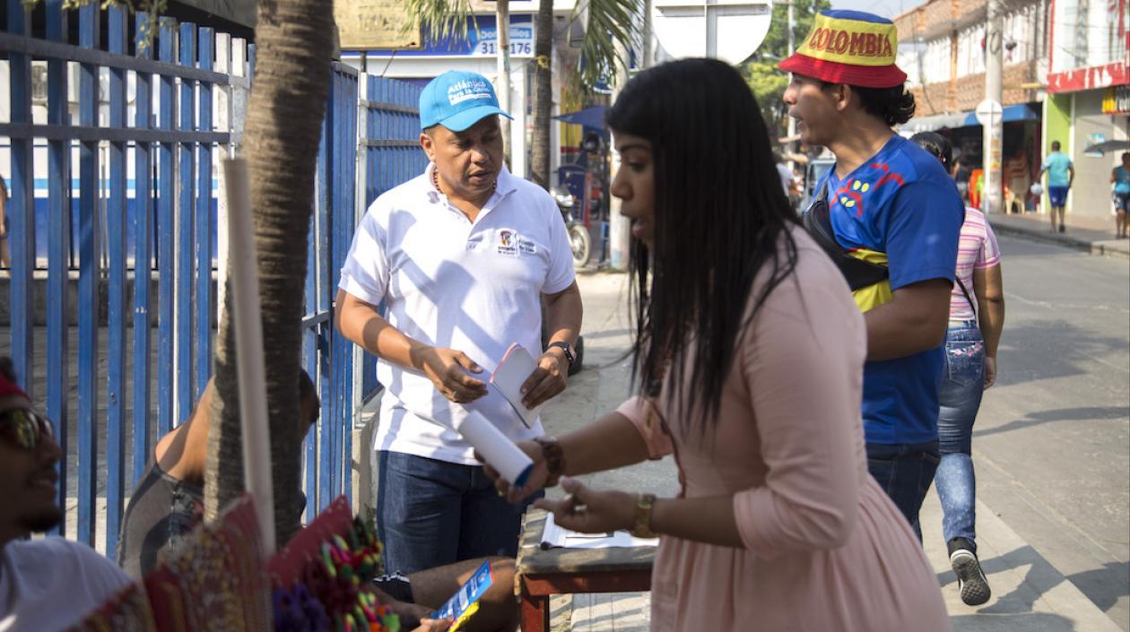 Funcionarios de la Gobernación promoviendo la campaña en las calles de Malambo.