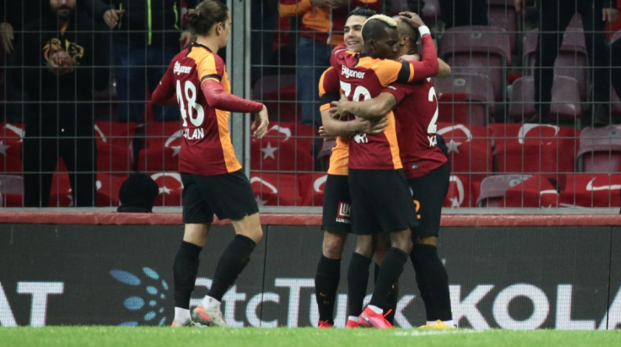 Falcao celebra con sus compañeros.