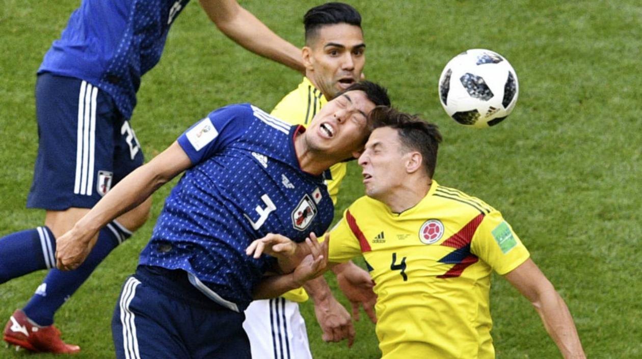 Santiago Arias sufre un fuerte golpe en la cabeza al disputar un balón. 