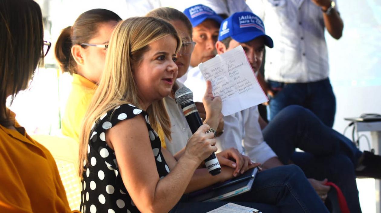 La Gobernadora Elsa Noguera dirigiéndose a los habitantes de Luruaco.