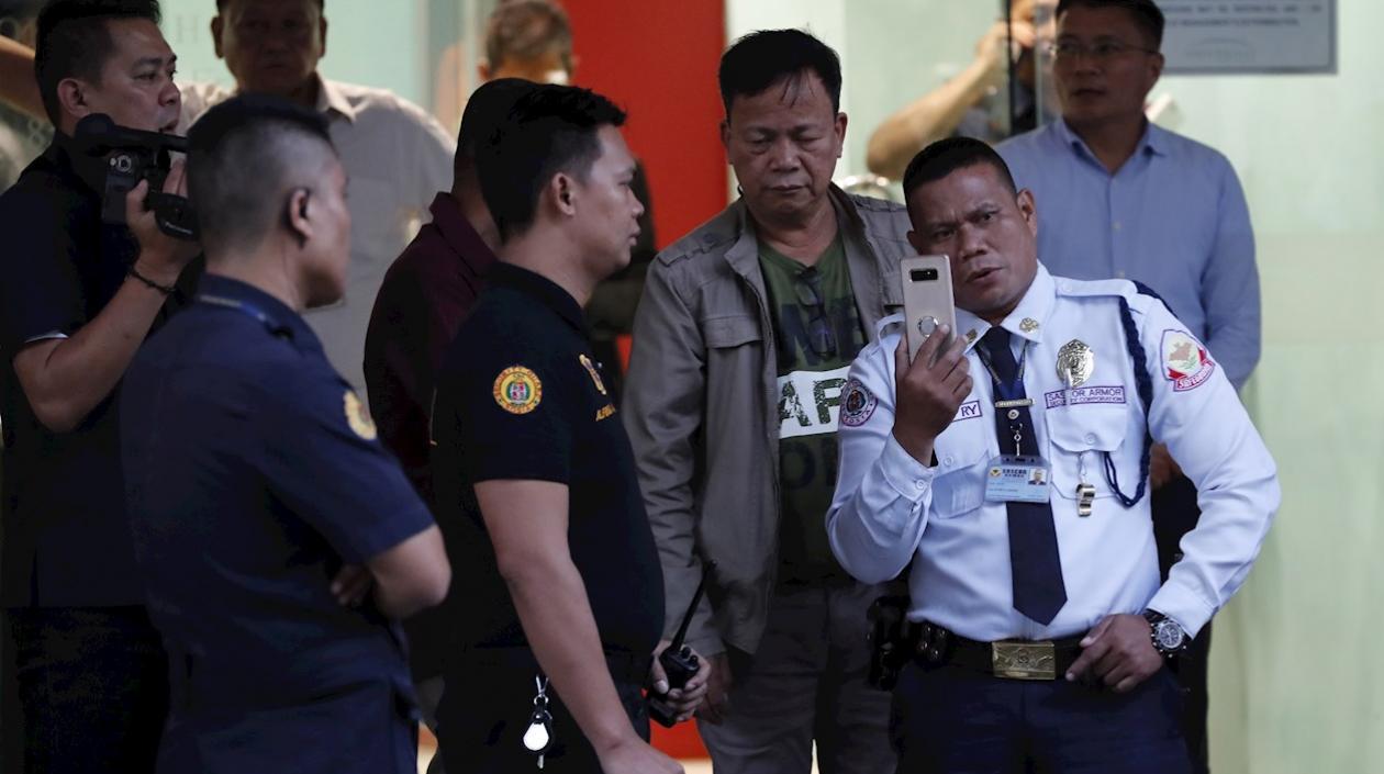 Autoridades hablando con el hombre armado.