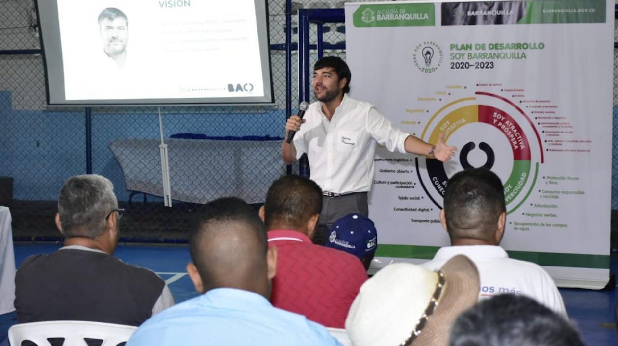 El Alcalde Jaime Pumarejo durante su intervención en el barrio El Santuario.