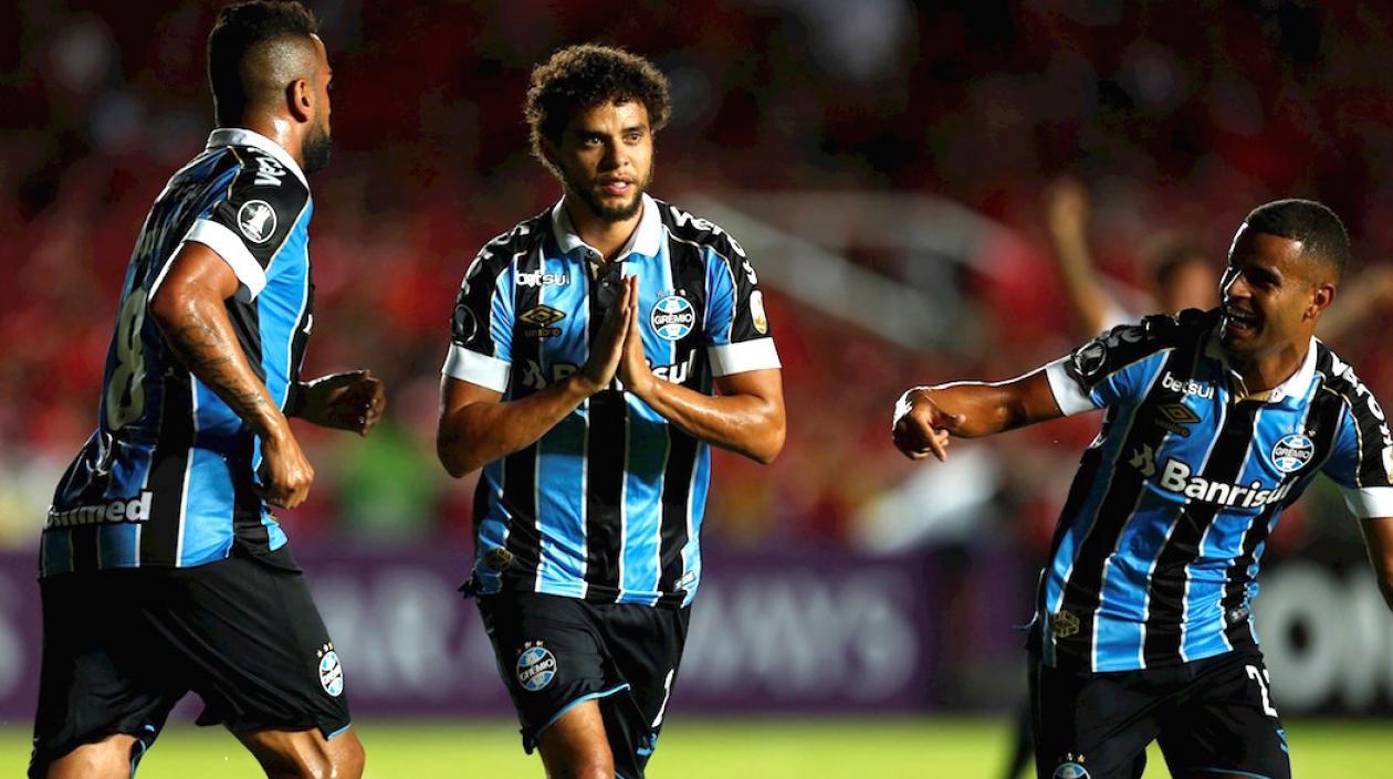 Jugadores de Gremio celebrando el gol de Víctor Ferraz (centro). 