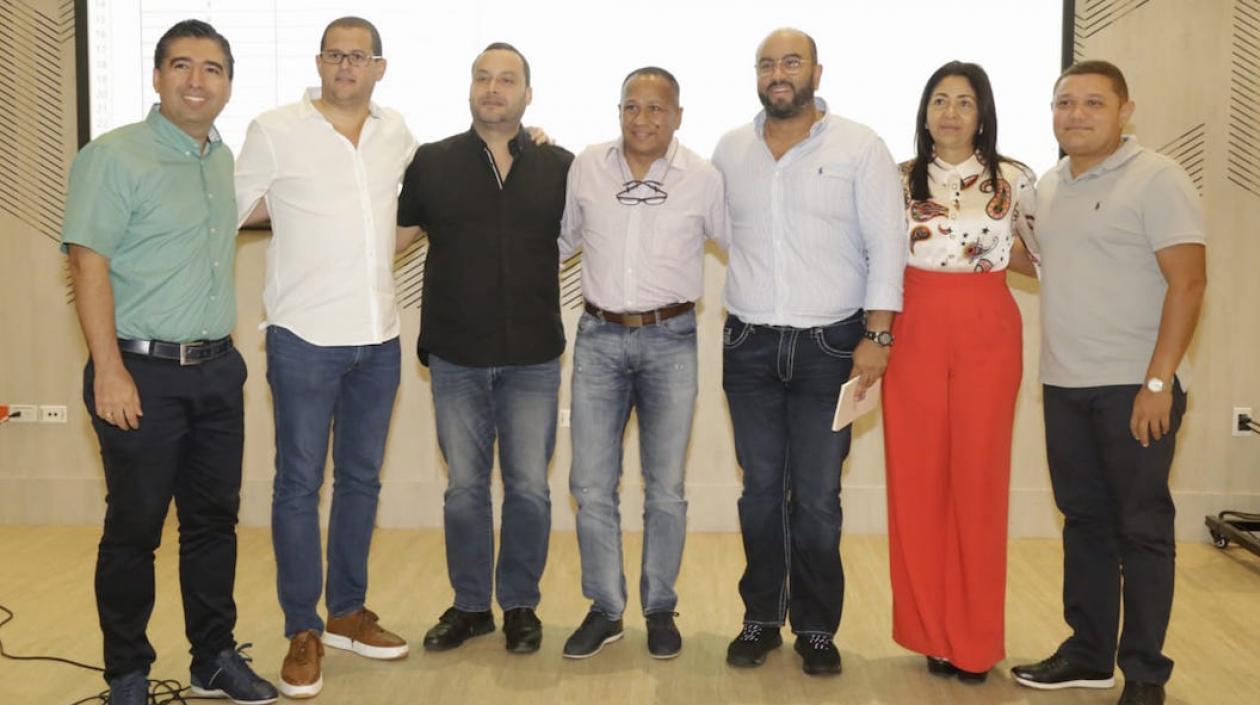 Los nuevos delegados con el Director de la CRA y el representante de la Gobernación.
