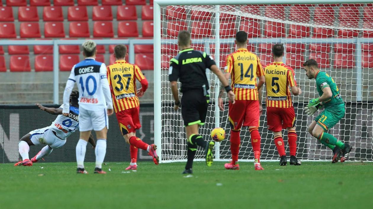 Duván Zapata marca un gol ante unas tribunas vacías. 