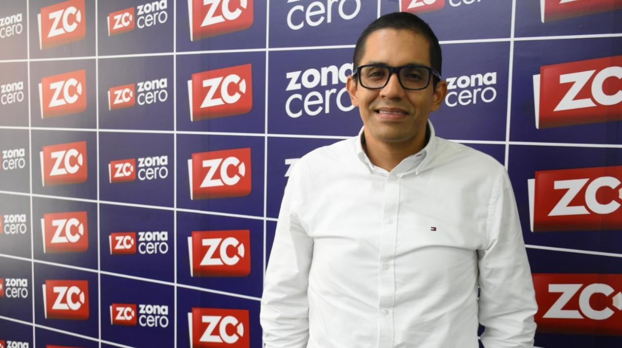 Eder Hernández, médico líder de la Clínica de Obesidad  HUN.