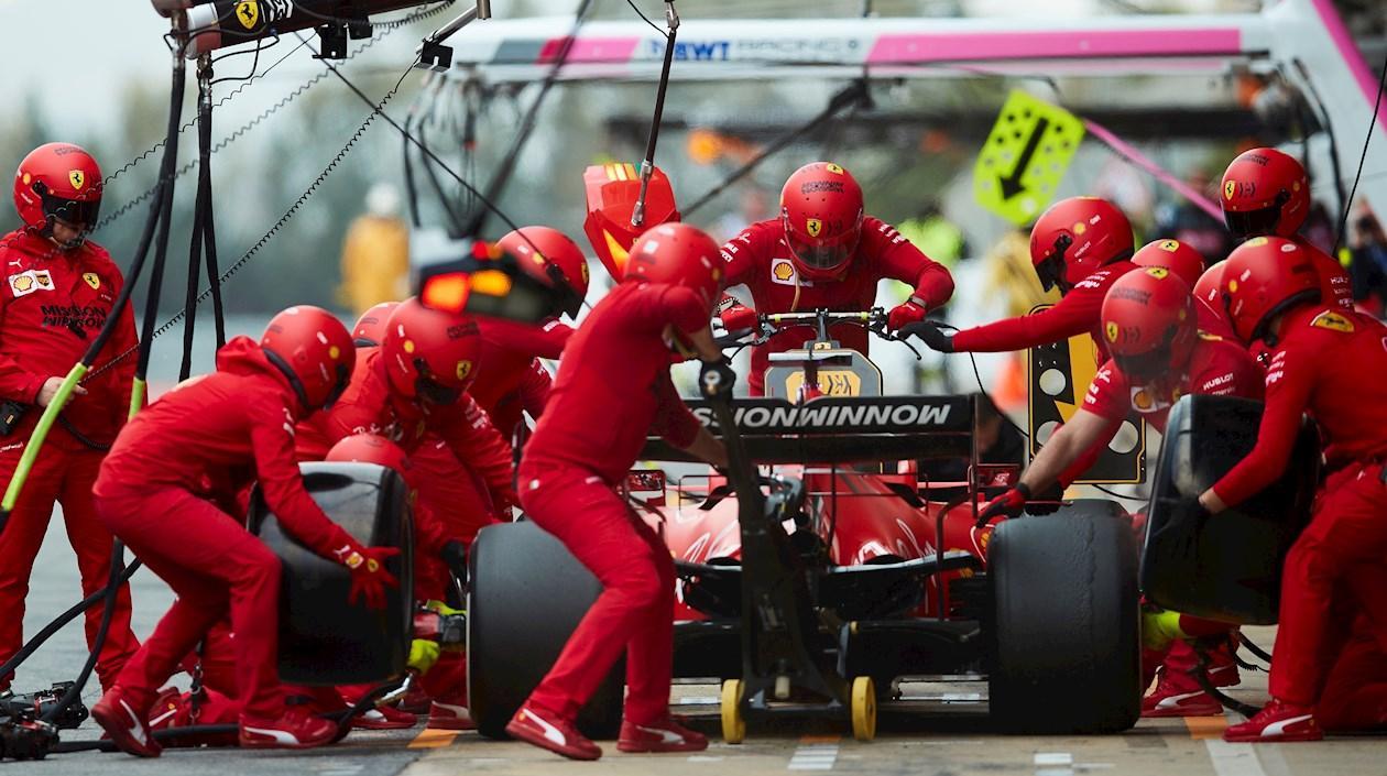 Escudería Ferrari en los pits durante unos entrenamientos.