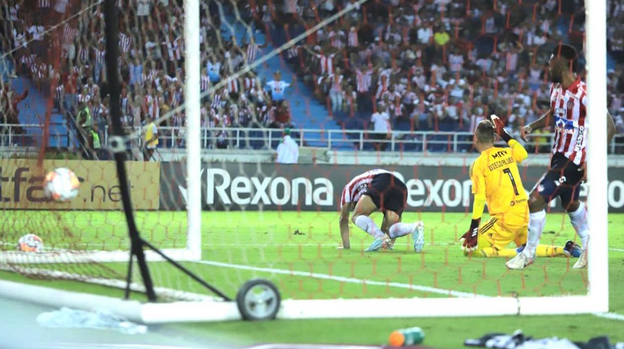 Acción del gol del descuento de Teófilo Gutiérrez.