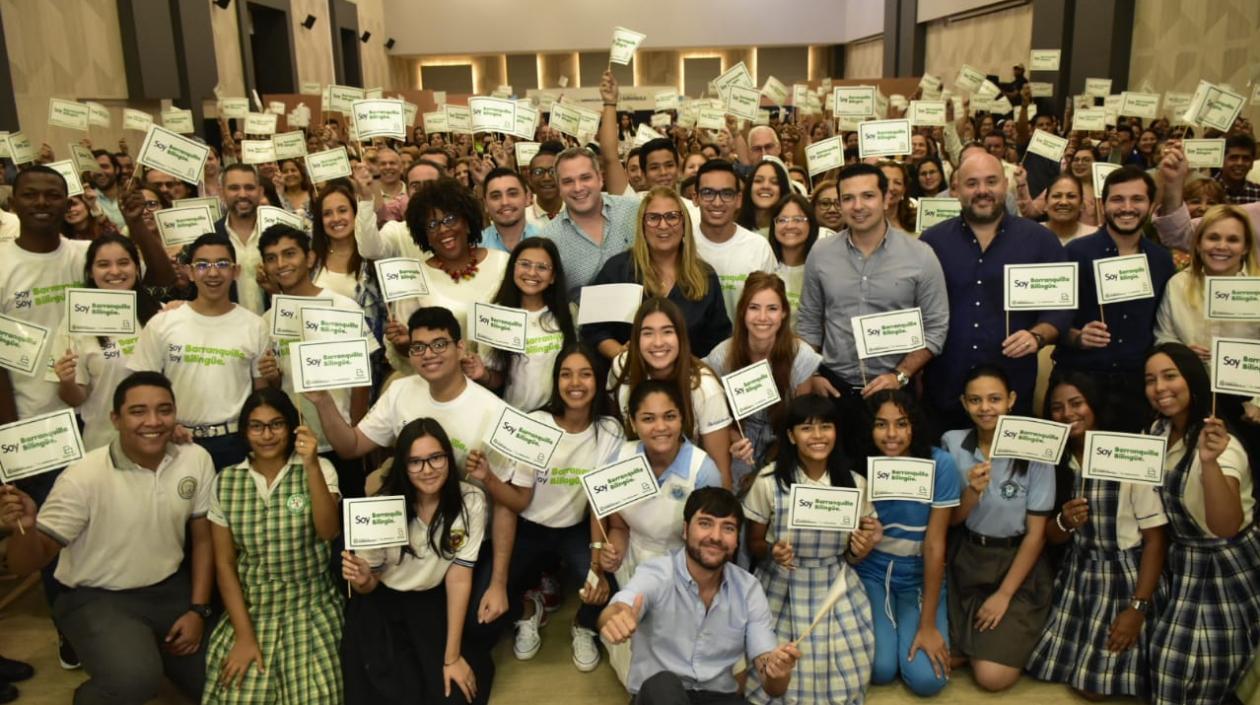 Alcalde con estudiantes del Distrito.