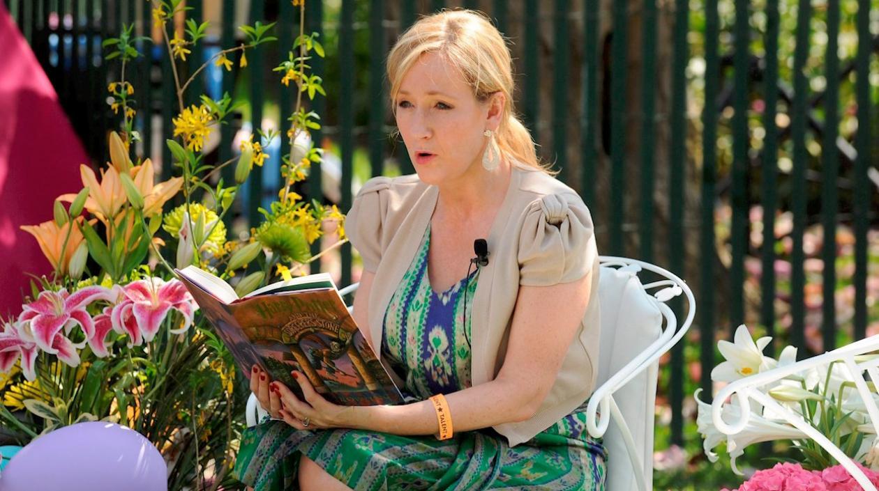 La escritora JK Rowling lee el libro "Harry Potter y la Piedra filosofal".