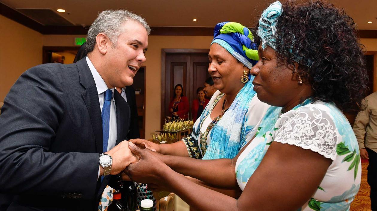 Presidente Duque en un encuentro con mujeres.
