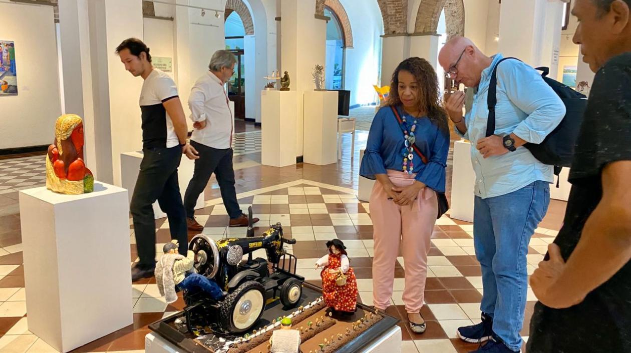 Visitantes apreciando las obras de la exhibición.