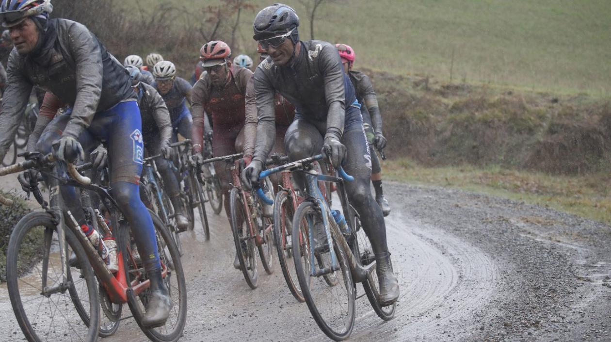 Gráfica de un momento de la competencia del a Strade Bianchi 2019. 