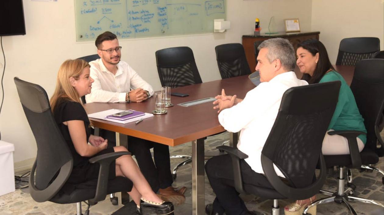 La Gobernadora, Elsa Noguera, y la Secretaria de Infraestructura, Nury Logreira, con los asesores del Invías.