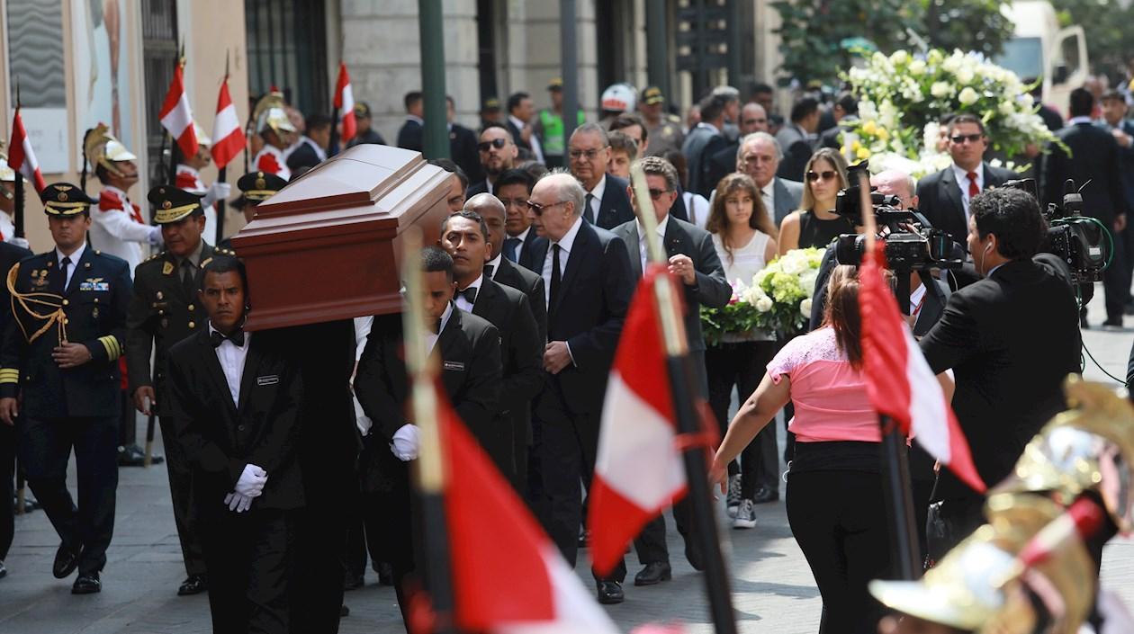 Líderes políticos, familiares y amigos asisten este viernes al velatorio del diplomático y político peruano Javier Pérez de Cuéllar