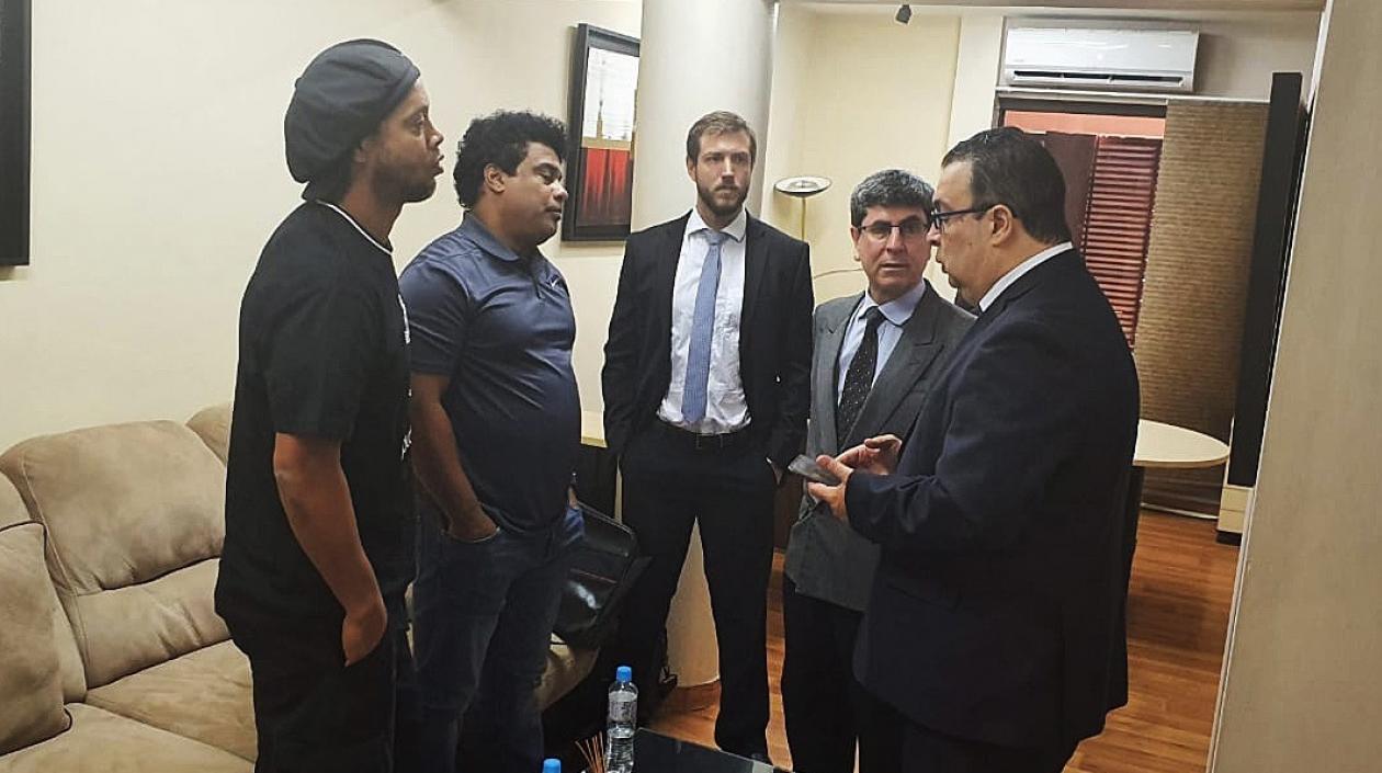 Ronaldinho y su hermano hablan con uno de los funcionarios. 