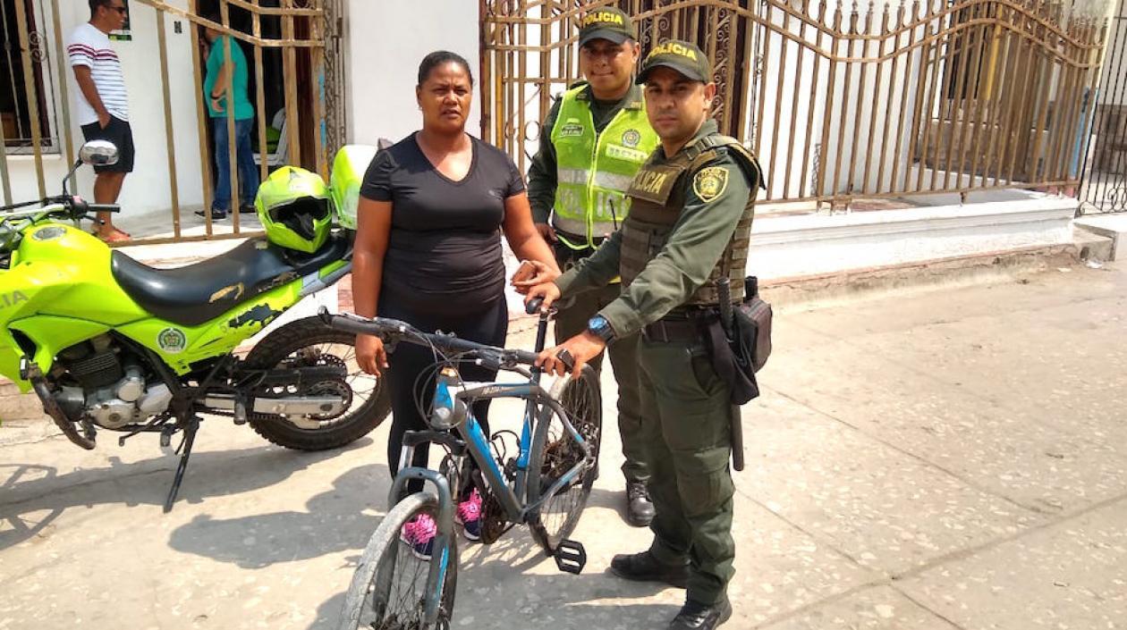 Entrega de la bicicleta a la mujer afectada.