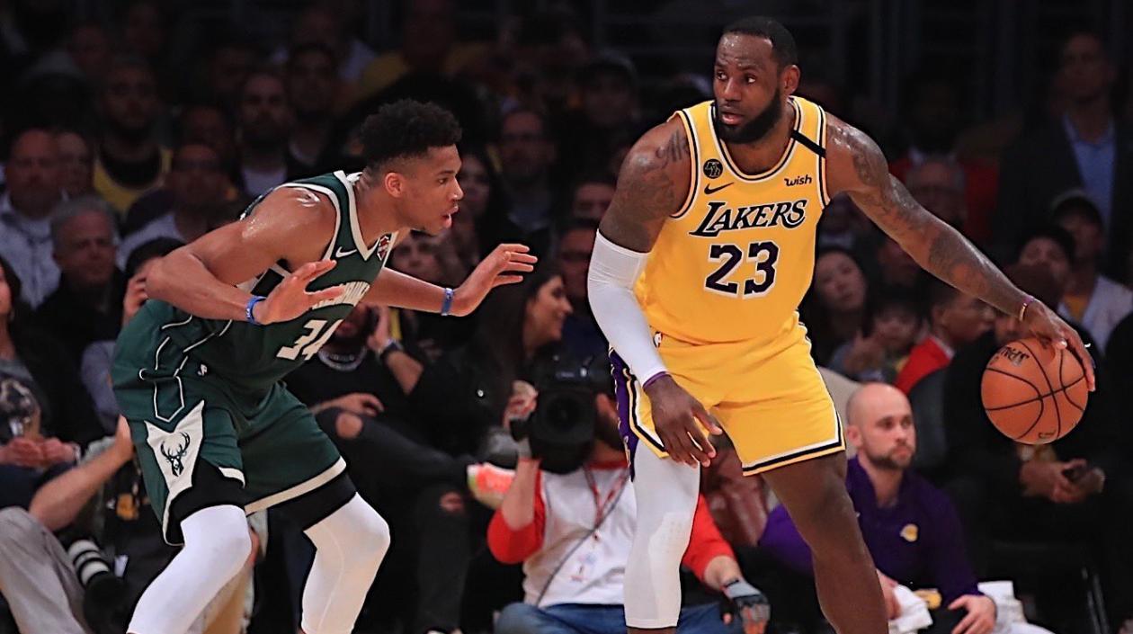 Giannis Antetokounmpo no logró parar a LeBron James. 
