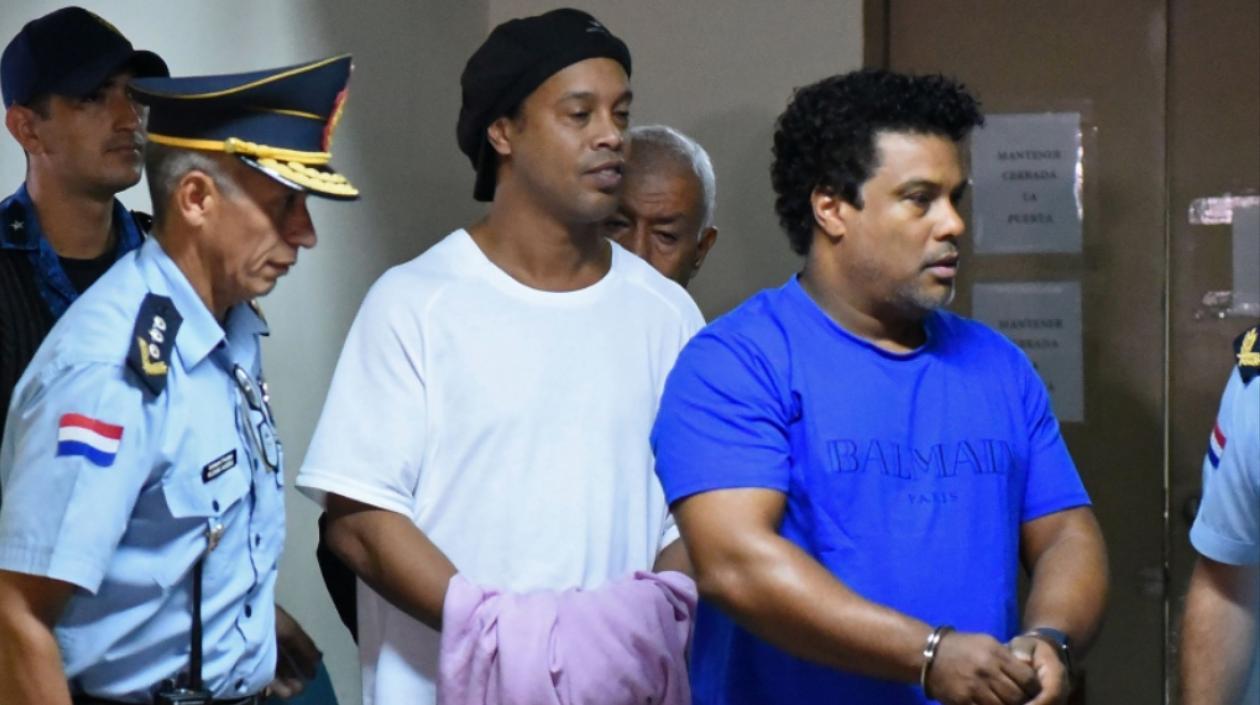 Ronaldinho y su hermano llegando a la audiencia.