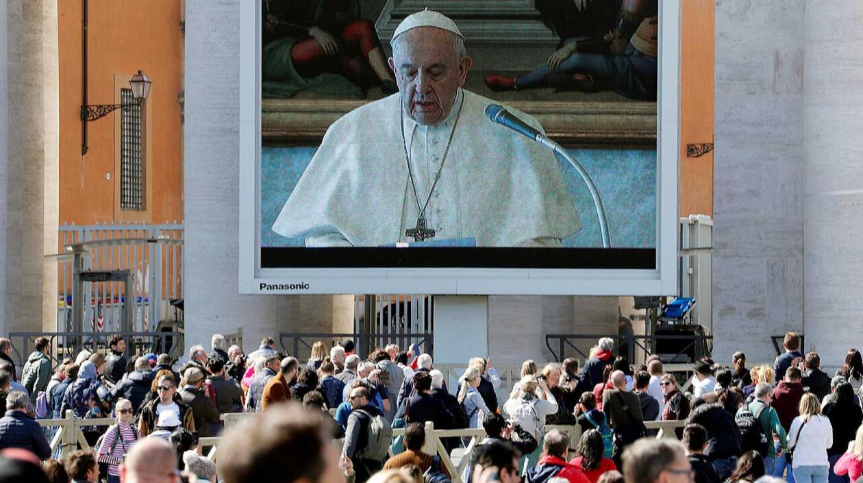 En la plaza de San Pedro, que normalmente está abarrotada los domingos con miles de fieles, esta vez solo se podían contar varios cientos entre fieles y turistas.