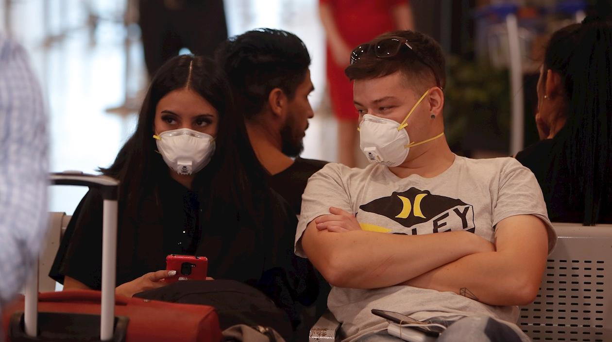 Pasajeros y empleados del Aeropuerto se protejen con tapabocas