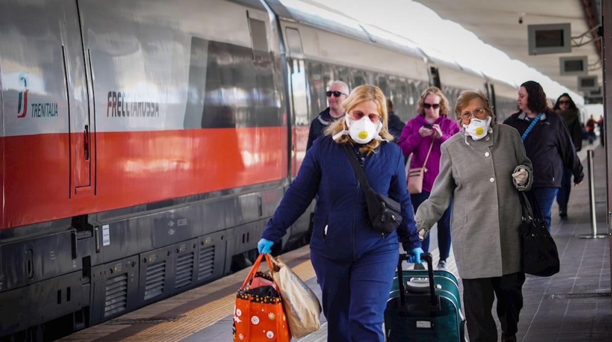 Usuarios del transporte protegidos con tapabocas, acogiendo las recomendaciones de las autoridades italianas.