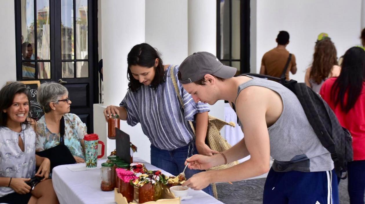 Asistentes disfrutando de los platos.