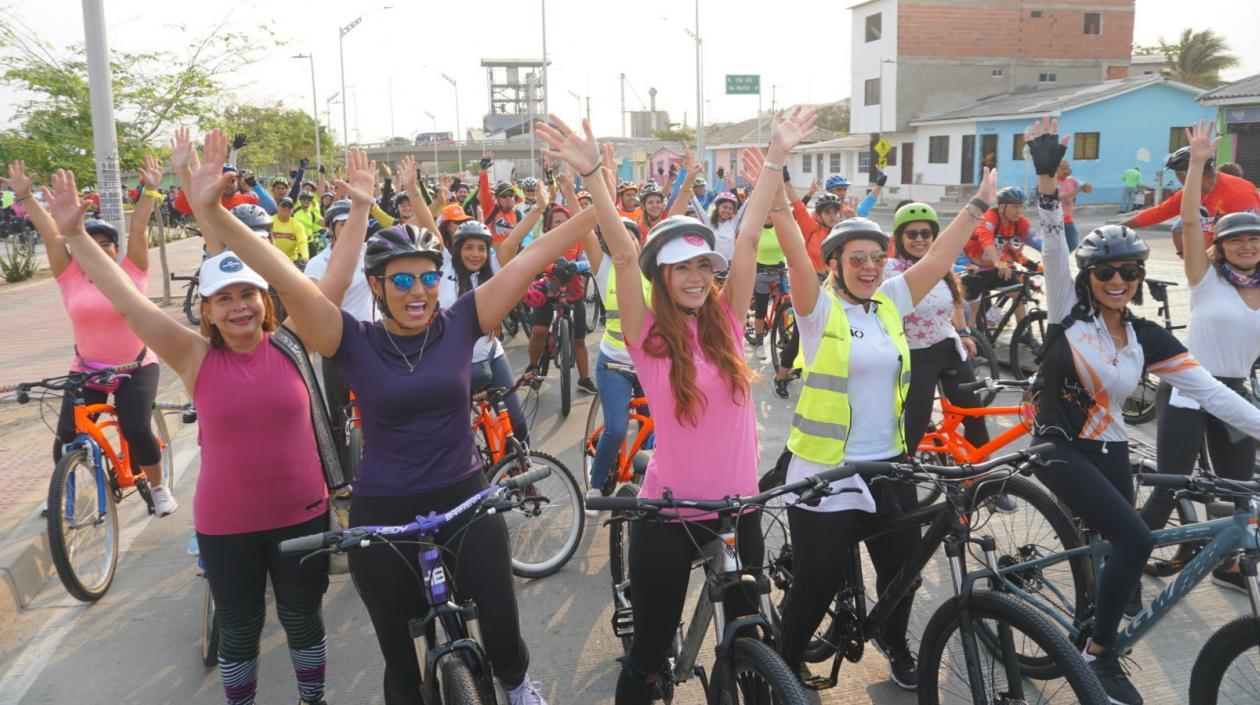 Primera dama del Distrito Silvana Puello en compañía de mujeres participantes de la iniciativa.