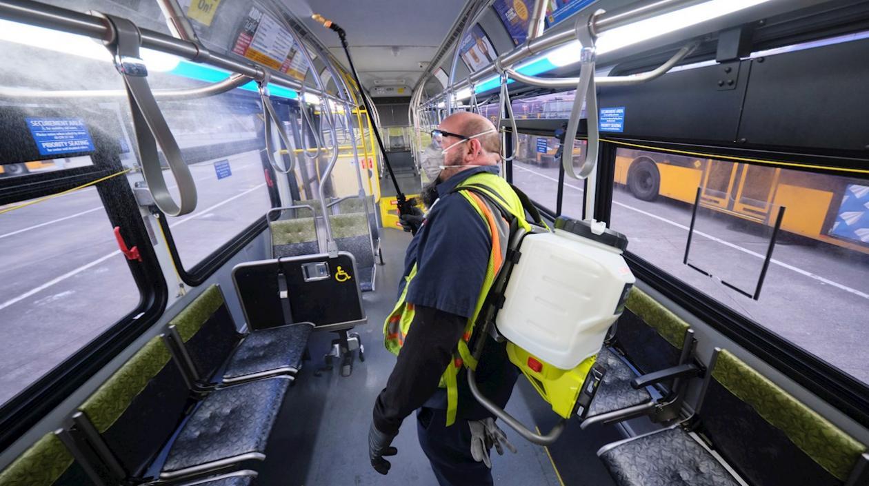 Un hombre fumiga dentro del transporte público en Seattle.