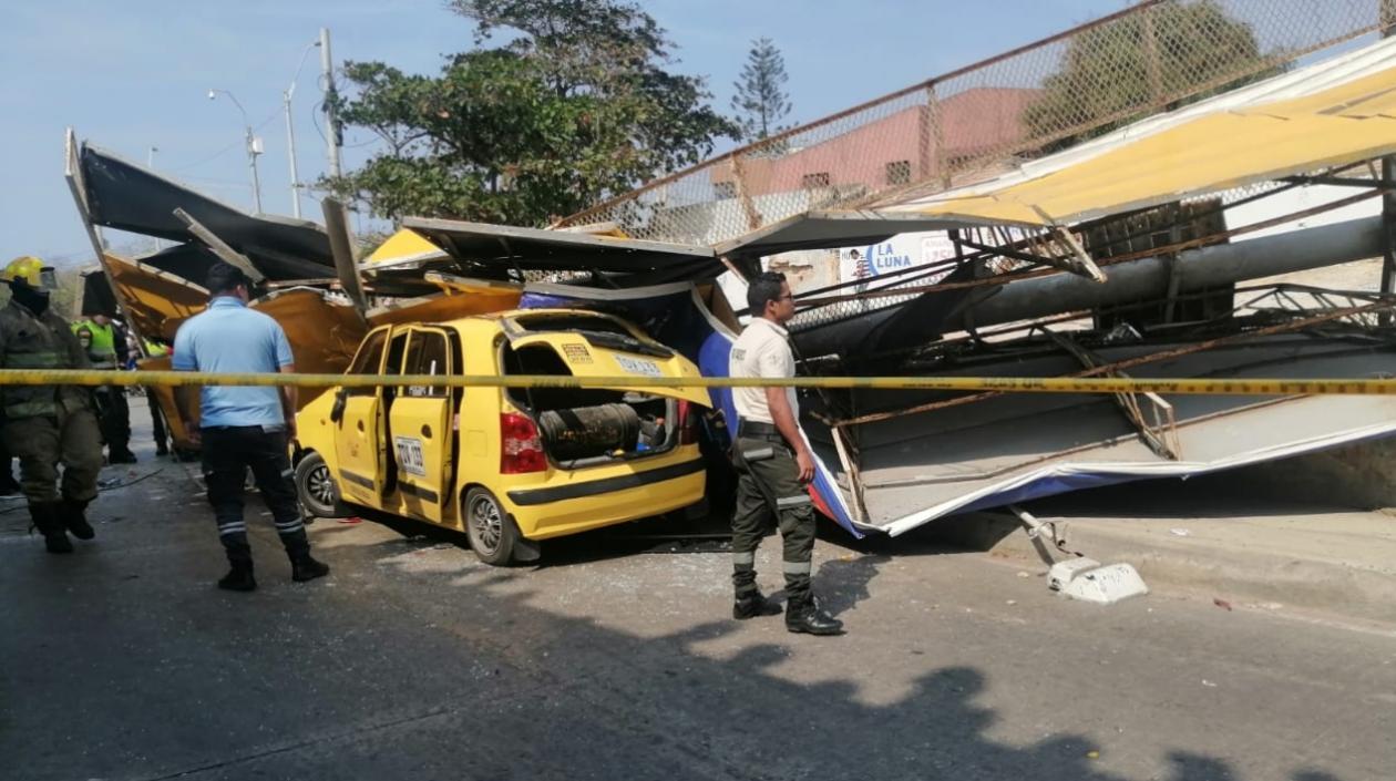 El taxista murió dentro del vehículo tras caerle la pesada valla.