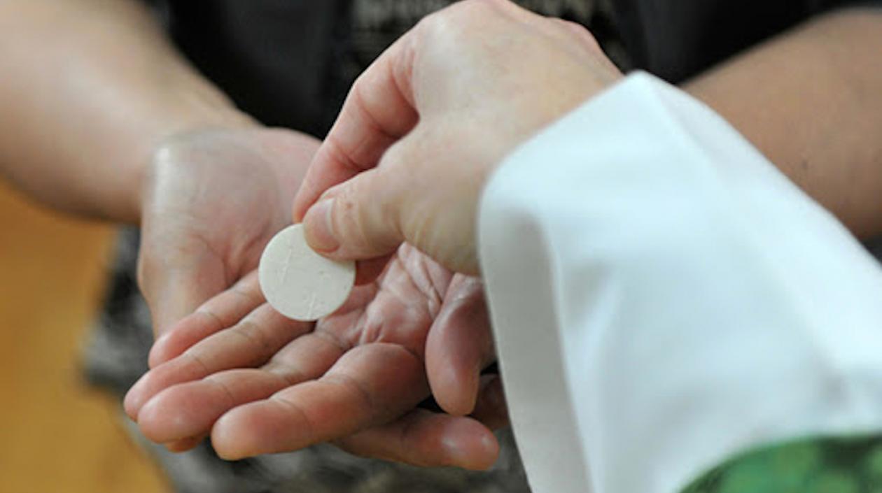 "La comunión eucarística debe recibirse en la mano", es una de las recomendaciones del Episcopado.