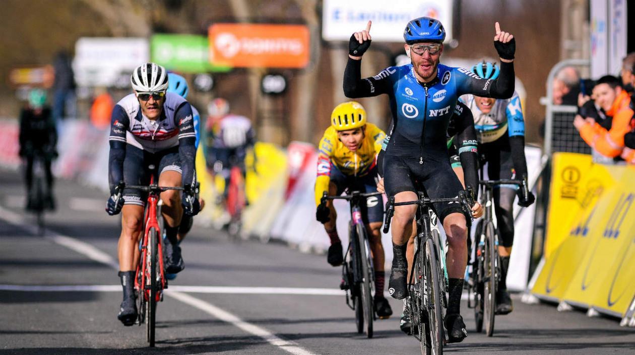 Giacomo Nizzolo se impone ten la meta. 