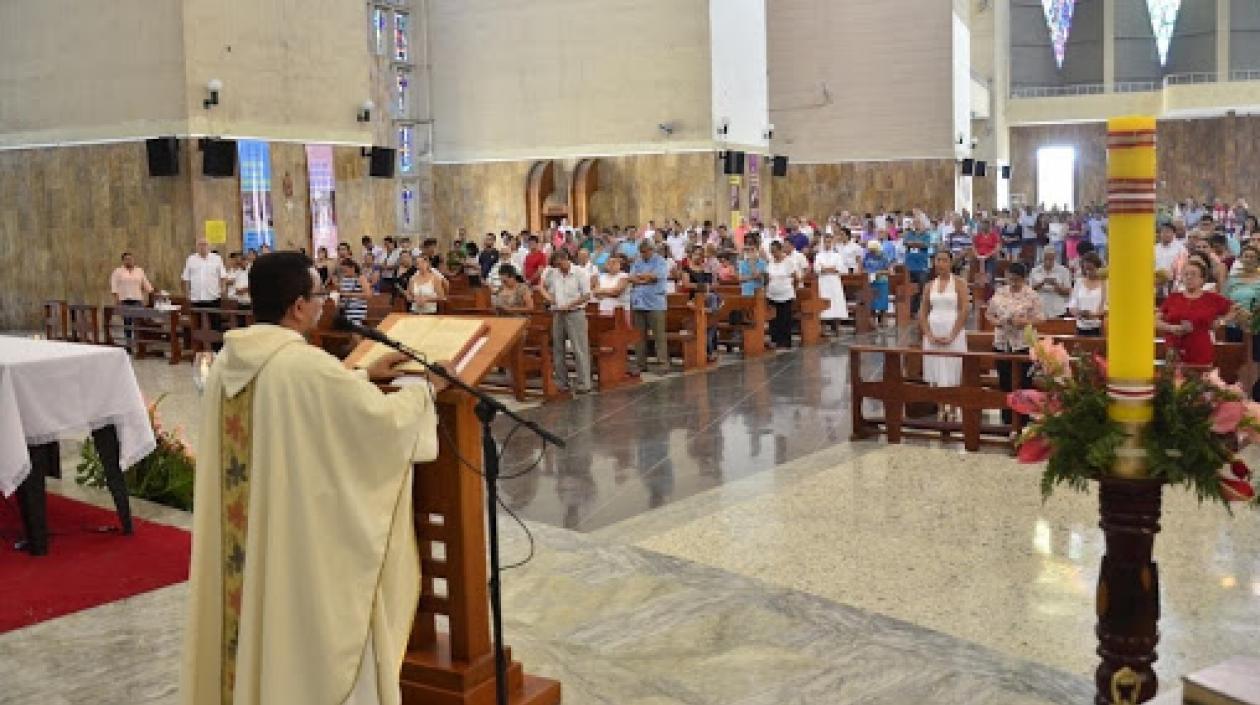 Sacerdote y feligreses durante misa.