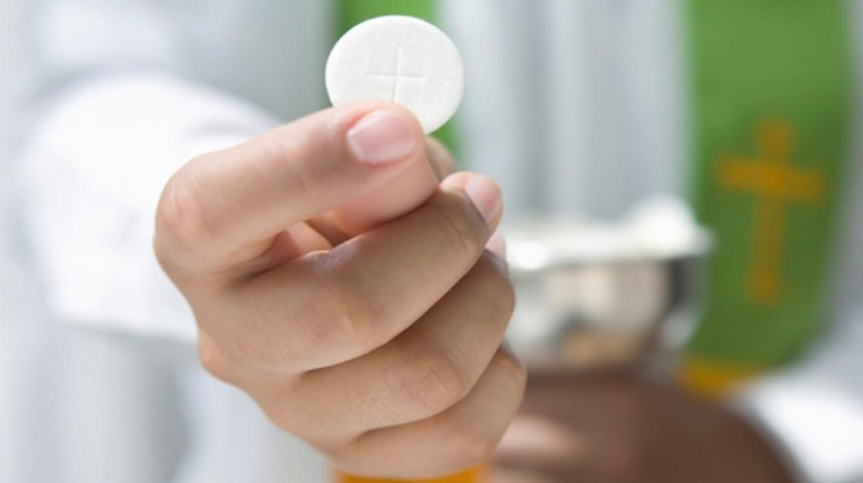 La recomendación es recibir la comunión en la mano.