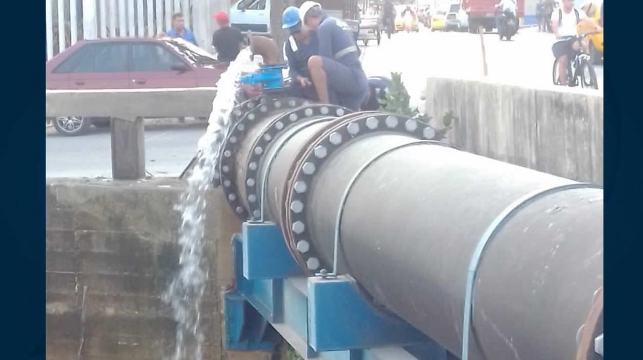 Operarios de la Triple A en la reparación del daño.