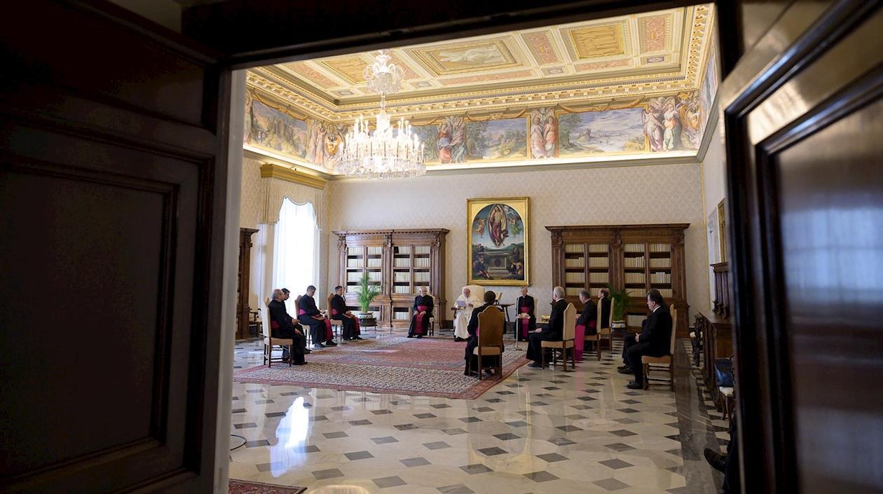 Los sacerdotes encargados de leer estaban separados un metro del otro.