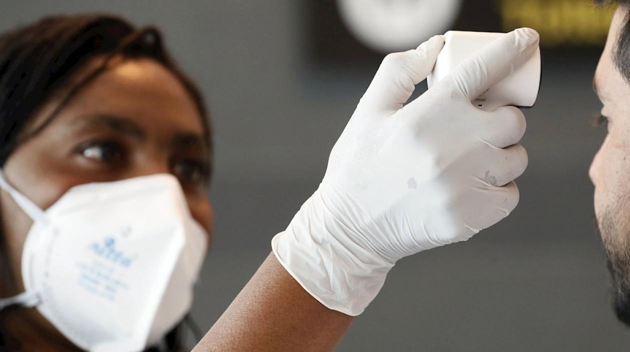 Colombia aplica los controles en los aeropuertos.