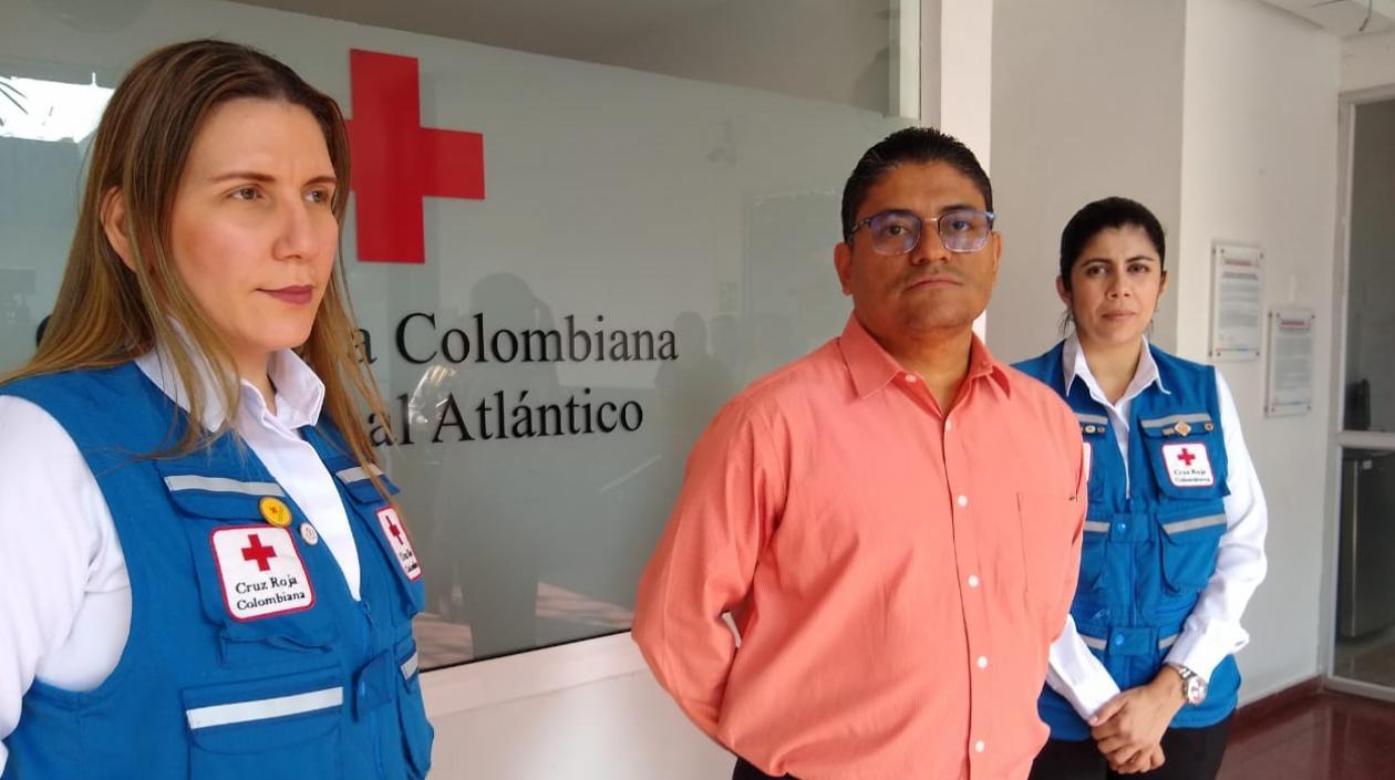 El Secretario encargado de Salud del Distrito y miembros de la Cruz Roja.