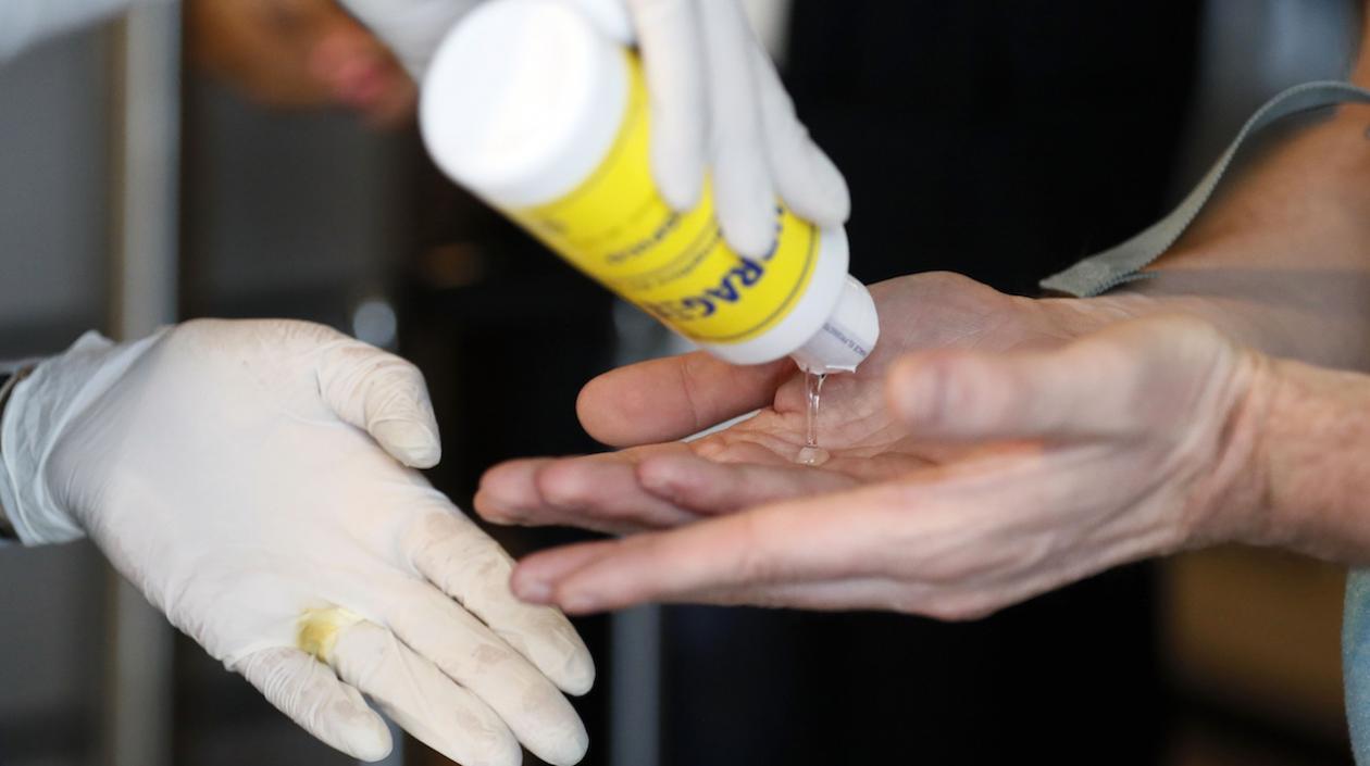 Recomiendan extremar medidas de autoprotección como lavarse las manos con jabón o usar antibacterial.