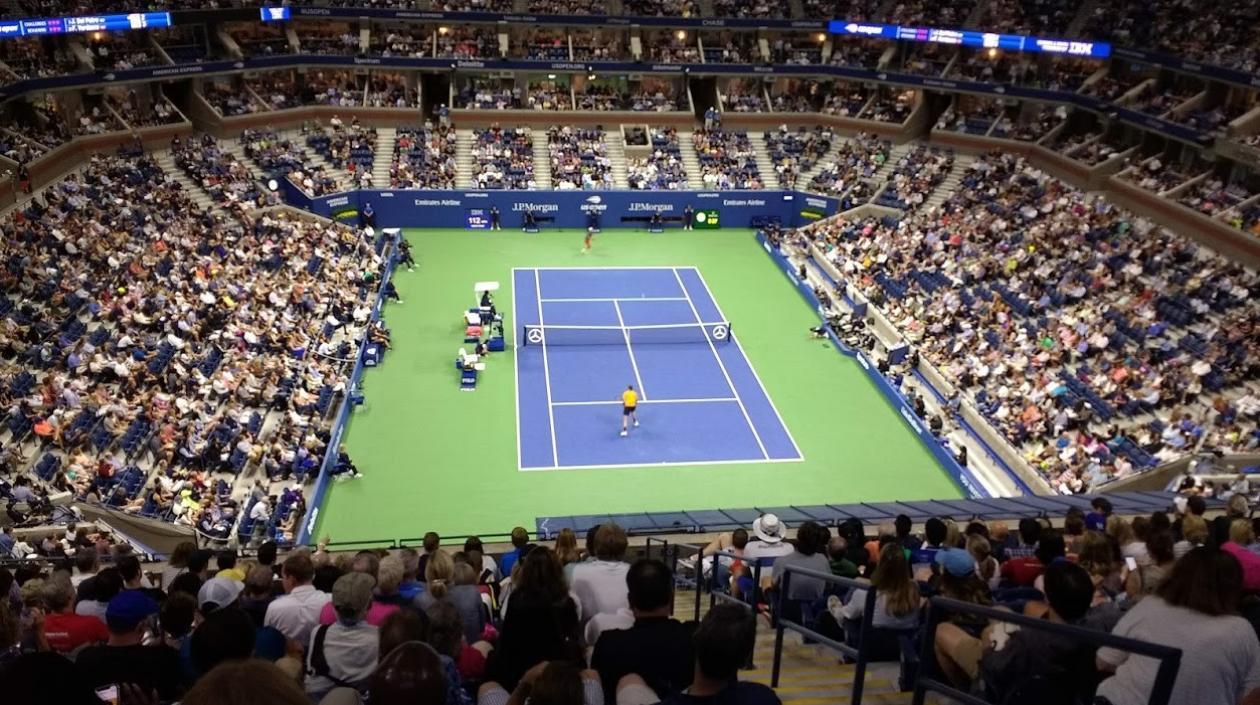 El tenis es un deporte que reúne multitudes. 