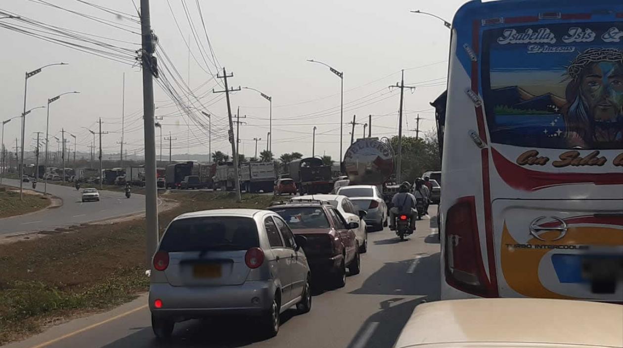 Así se ve el trancón a más de 2 kilómetros del puente.