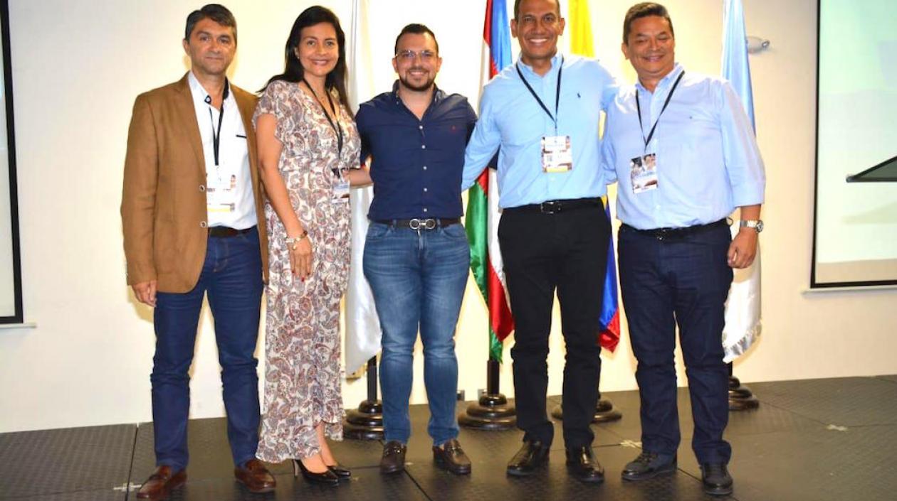 El Contralor Jesús Acevedo, con demás participantes.