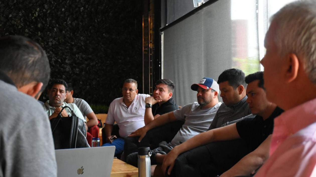 Trabajadores de la industria del espectáculo en medio de reunión.