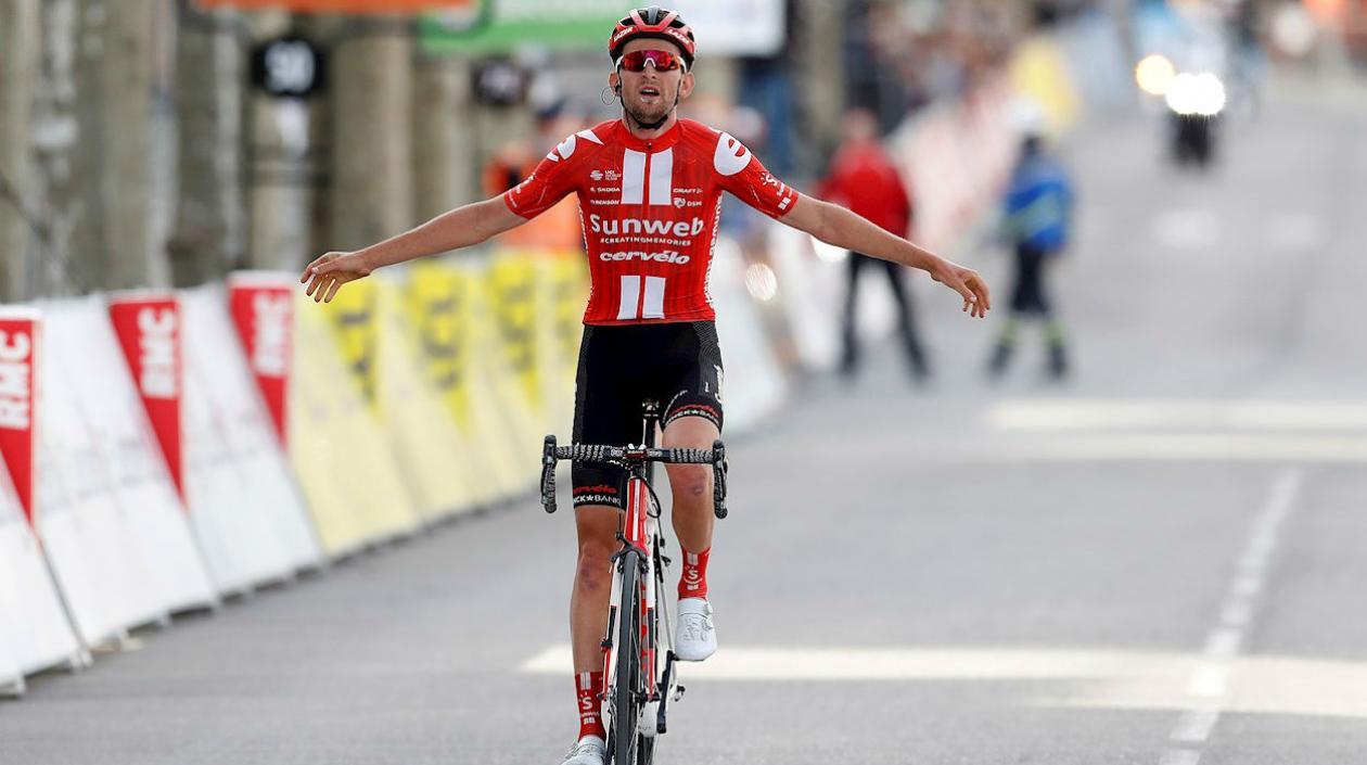Tiesj Benoot se impone en la línea de meta. 