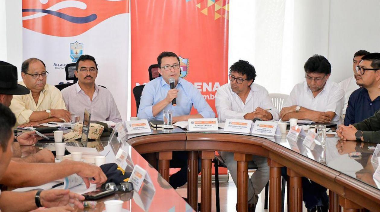El Gobernador Carlos Caicedo anunciando las medidas.