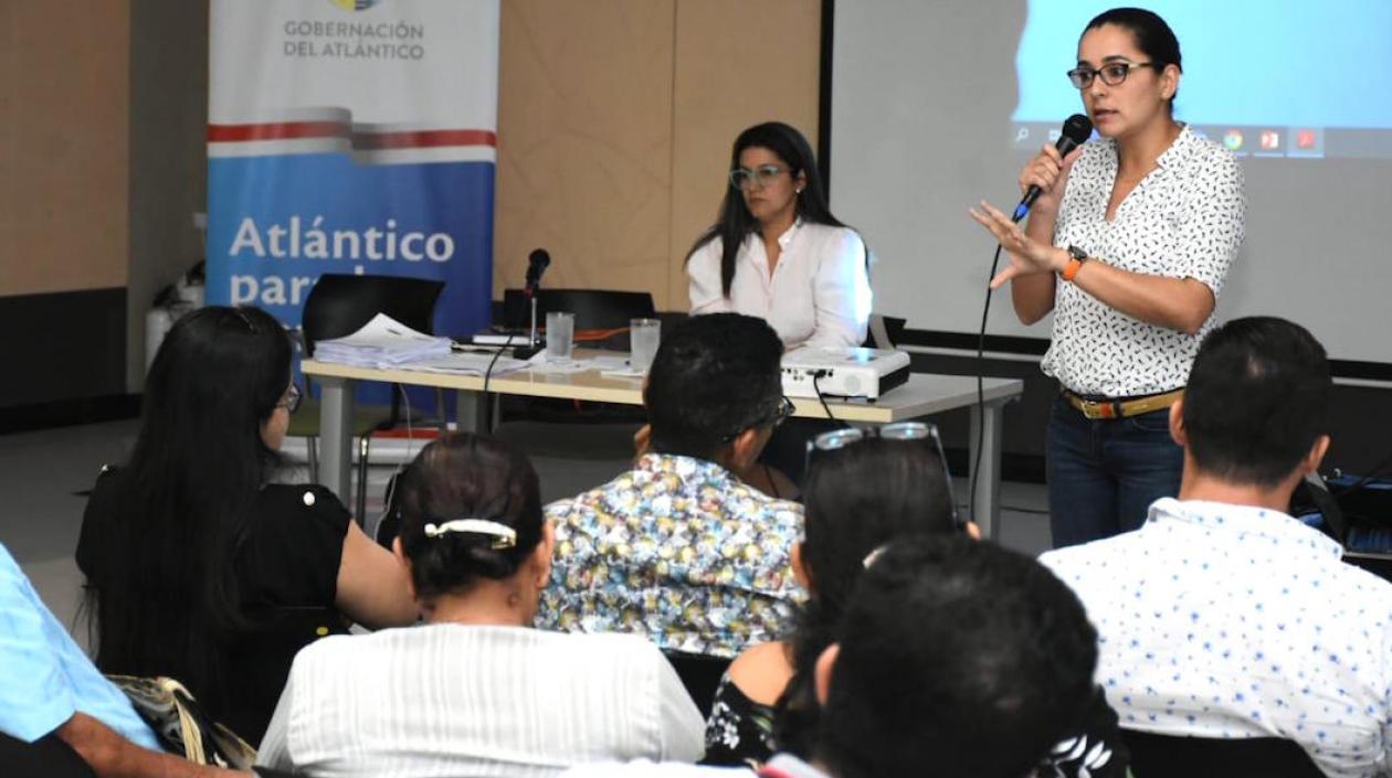Las Secretarias de Educación, Catalina Ucrós, y de Agua Potable, Lady Ospina, socializando las medidas.