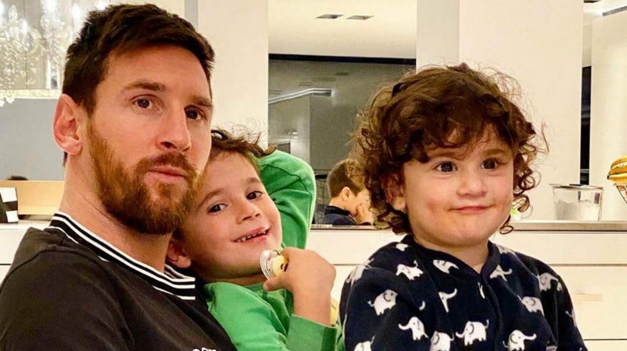Lionel Messi, jugador argentino, con sus hijos. 