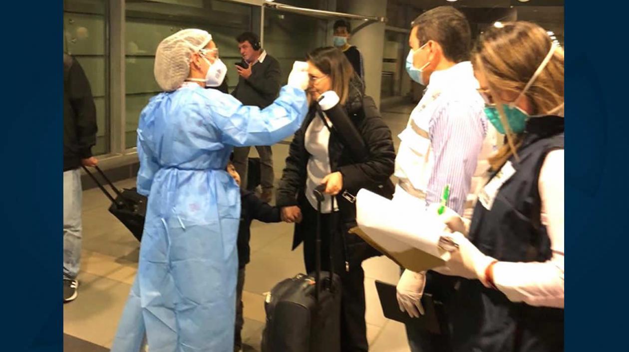 El escaso personal asignado para el control de los pasajeros en El Dorado.