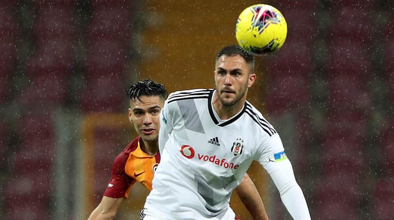 Falcao García disputa la pelota con Víctor Ruiz. 